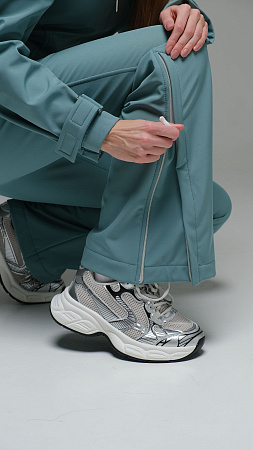 Женский комбинезон Бирюзовый Стрит песочный softshell Manufaktura KMP — вид спереди